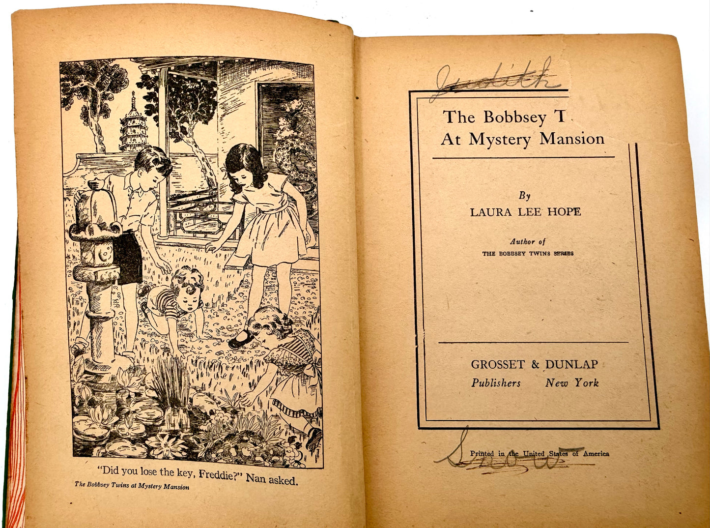 The Bobbsey Twins: At mystery Mansion by Laura Lee Hope